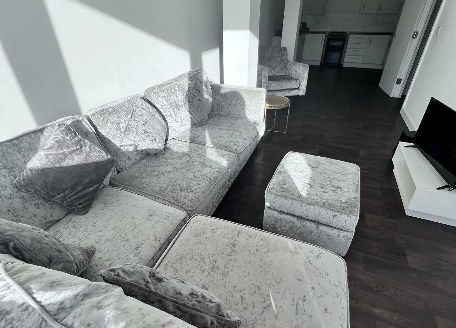 Remarkable 1-Bed Apartment In London With Balcony 0*,